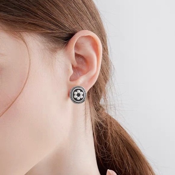 Flower earrings, flower studs, minimal studs earrings, black enamel studs - Picture 6 of 6